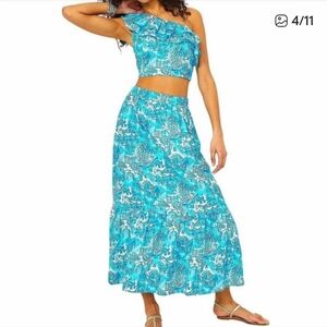 NWT Lilly Pulizer Blue and White Patterned Skirt And Top Set